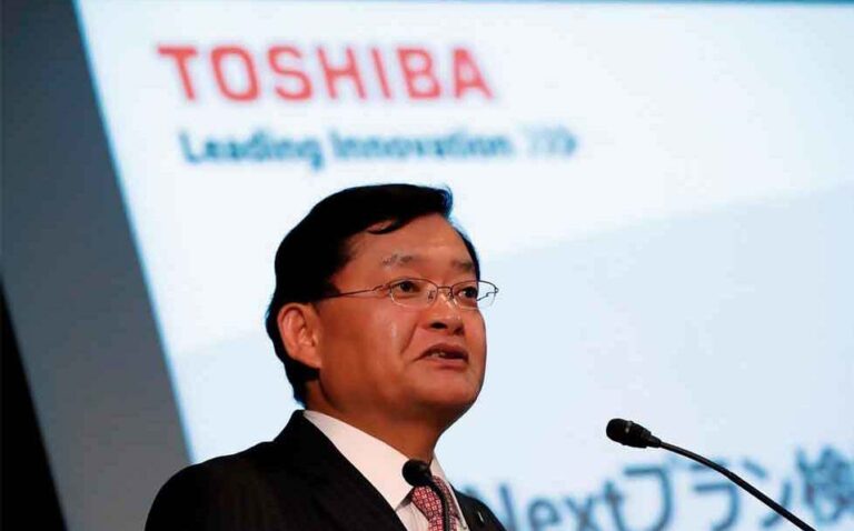 CEO de Toshiba renuncia ante dudas sobre su liderazgo