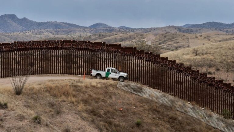 Muere un migrante mexicano que cayó del muro fronterizo entre Arizona y México