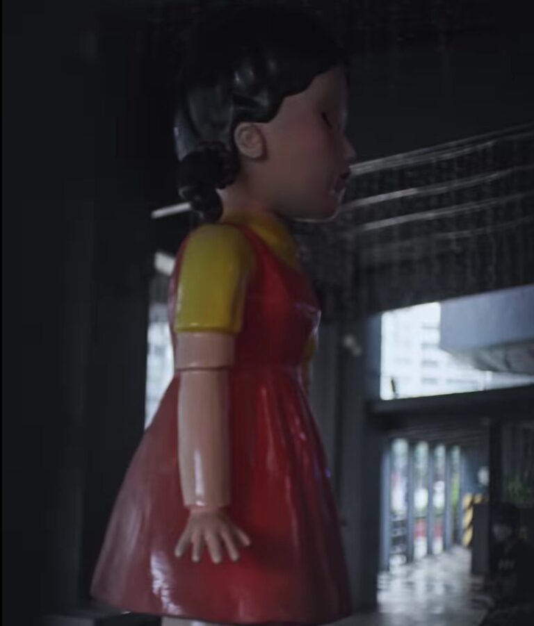 INSTALAN MUÑECA GIGANTE PARA VIGILAR LAS CALLES DE LAS FILIPINAS