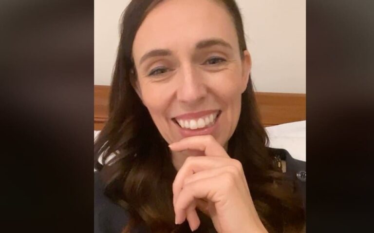 Jacinda Ardern, primera ministra de Nueva Zelanda, daba un mensaje a la nación y así fue interrumpida