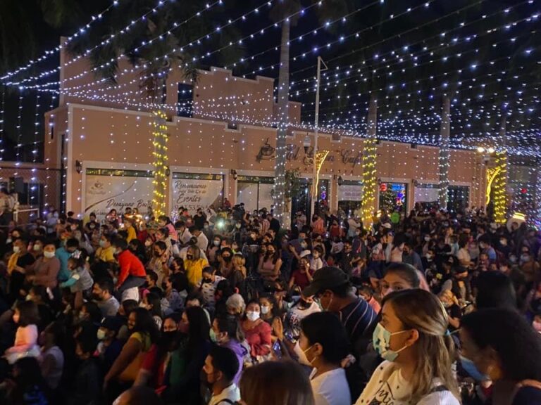 Meridanos disfrutan del encendido del árbol navideño en el Remate de Paseo Montejo