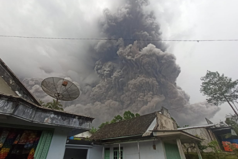 Suman 34 muertos tras erupción del Monte Semeru