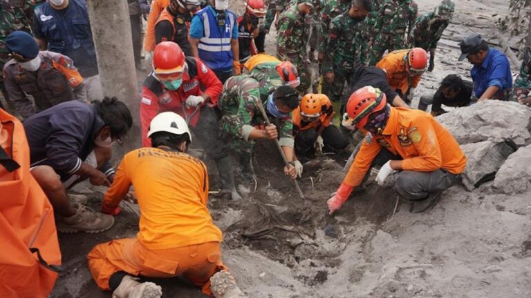 Suman 15 muertos y 27 desaparecidos tras erupción del volcán Semeru