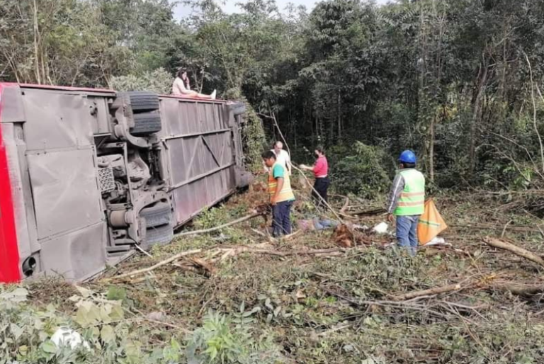 Vuelca autobús de ADO en la Mérida – Cancún; reportan varios muertos y heridos