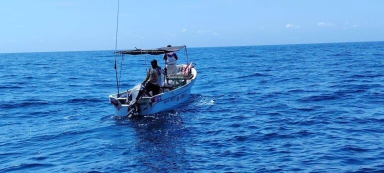 Rescatan a pescadores de Telchac Puerto tras quedar varados mar adentro por falla mecánica