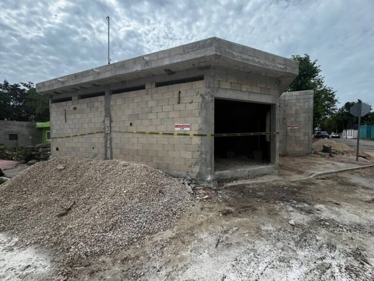 Clausuran construcción por invadir banqueta y carecer de permisos en Tizimín