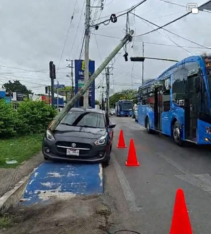 Fuerte accidente en la Canek deja poste derribado y conductor hospitalizado