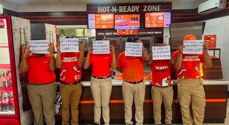 Empleados de sucursal de Little Caesars en Macroplaza protestan por presuntas irregularidades laborales