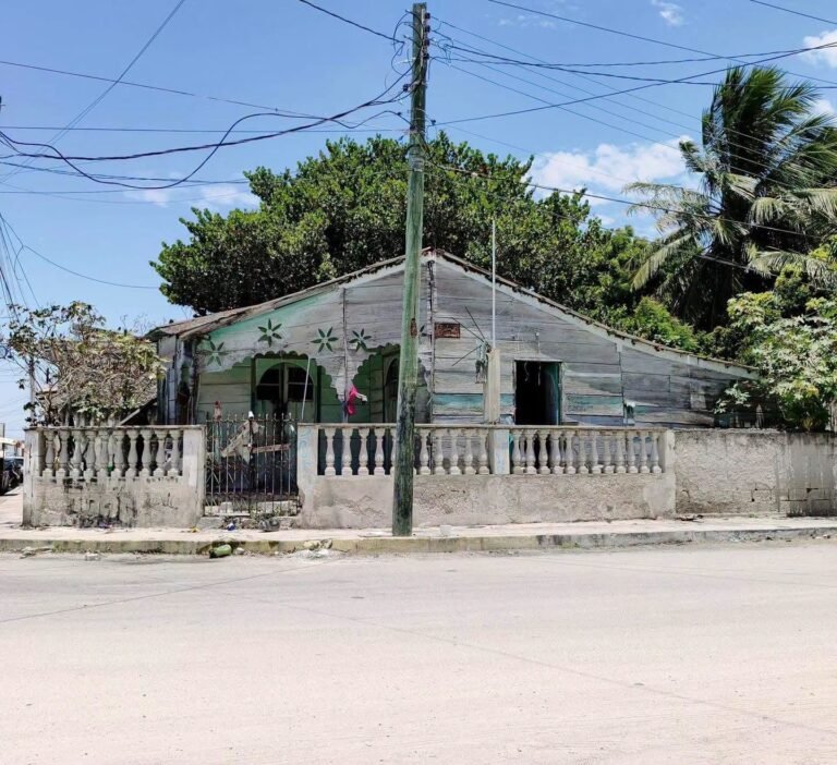 Alertan por daños a histórica casa de madera en Progreso; ciudadanos piden intervención urgente