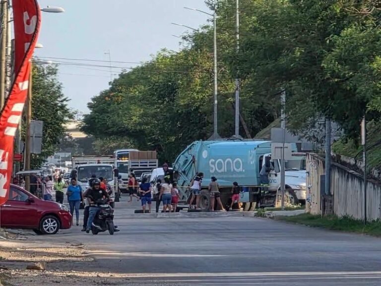 Protestan por prolongado apagón; vecinos cierran vialidad en el sur de Mérida