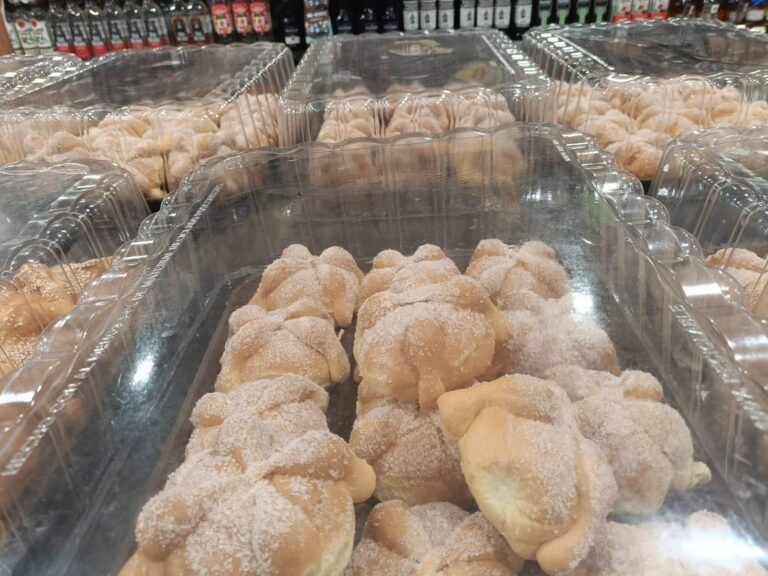 Pan de muerto llega anticipadamente a supermercados de Mérida y genera debate entre consumidores