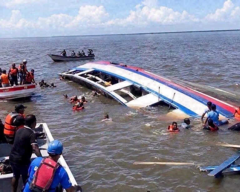 Continúa búsqueda de desaparecidos tras naufragio de ferry con 116 personas en Guyana