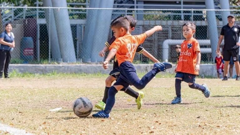 Con apenas 5 años, niño de Tixkokob brilla en torneo internacional con filial de Rayados