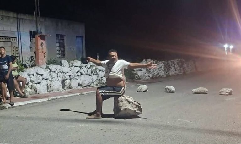 Teya protesta por prolongados apagones; vecinos bloquean calles y reclaman ausencia del alcalde