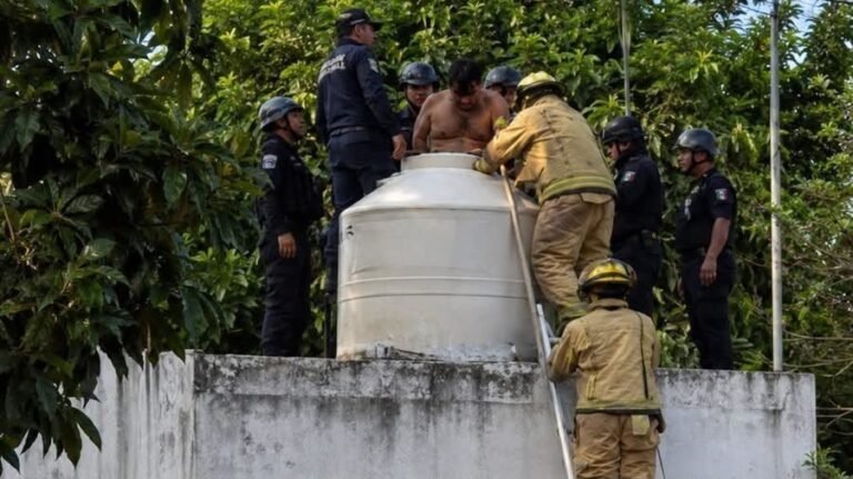 Lo cacharon y terminó en un Rotoplas! Hombre se esconde en un tinaco y pide auxilio a gritos en Timucuy