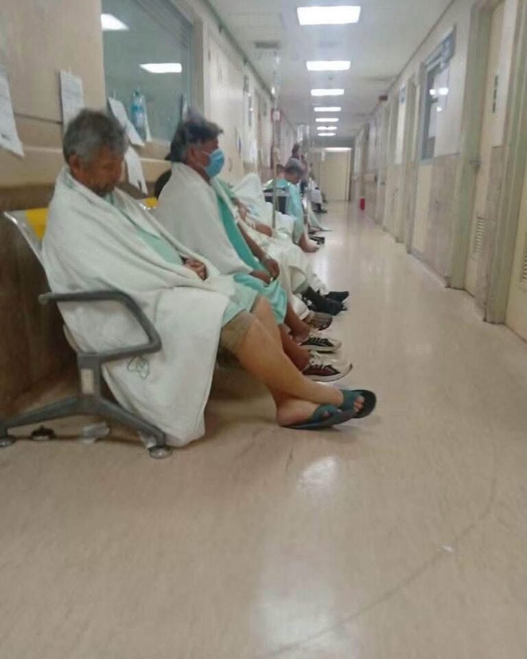 Saturación en la T1 del IMSS deja a pacientes esperando en pasillos y hasta sobre cartones