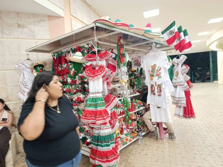 Banderas, matracas y sombreros mexicanos ya aparecen en tiendas ante la cercanía de las celebraciones patrias.