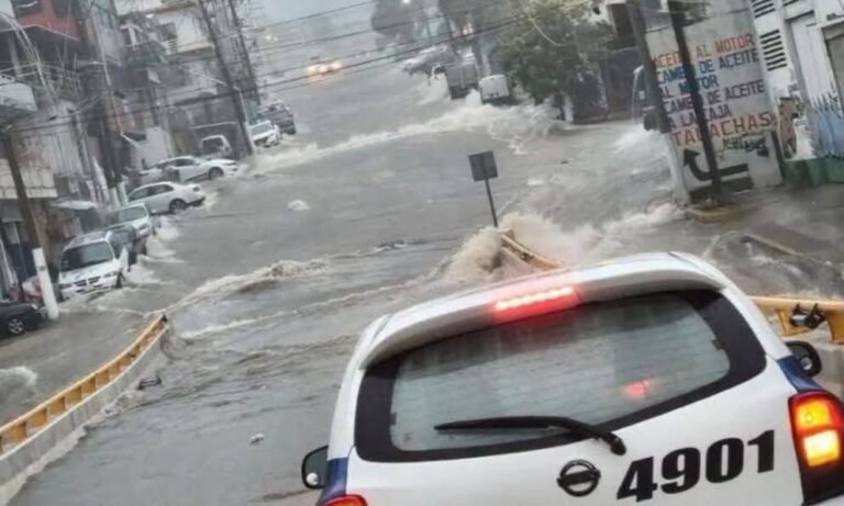 Huracán Simón golpea Acapulco con inundaciones y deslaves; Ejército despliega operativo de emergencia