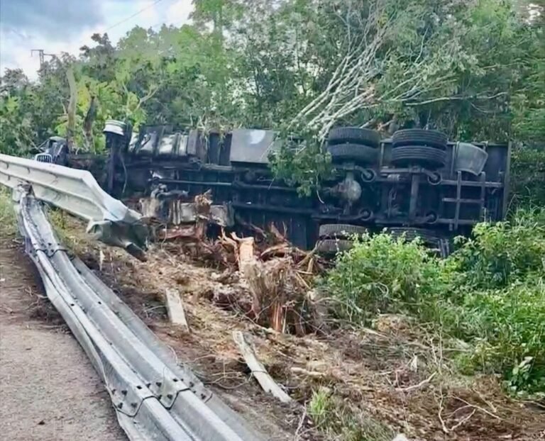 Accidente en la Valladolid-Cancún: torton termina fuera de la vía y su conductor acaba en el hospital